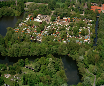 838675 Luchtfoto van camping De Berekuil (Ariënslaan 5) te Utrecht, uit het zuiden.